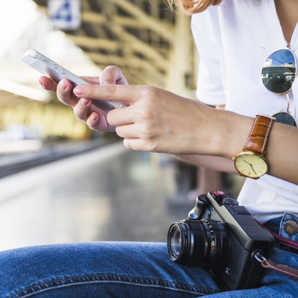 woman-s-hands-holding-smartphone-1x1 woman-s-hands-holding-smartphone-1x1